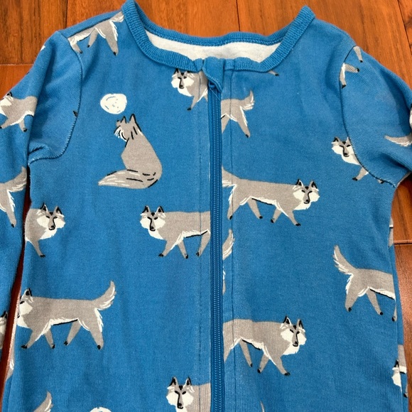 Wolf print Night Night Footed Pajamas in blue by Tea Collection - Picture 3 of 6